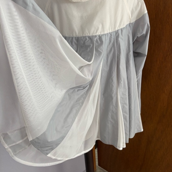 NIKE x SACAI sz M Gray White Pleated Back Windrunner Jacket 716917 Full Zip - Picture 8 of 16